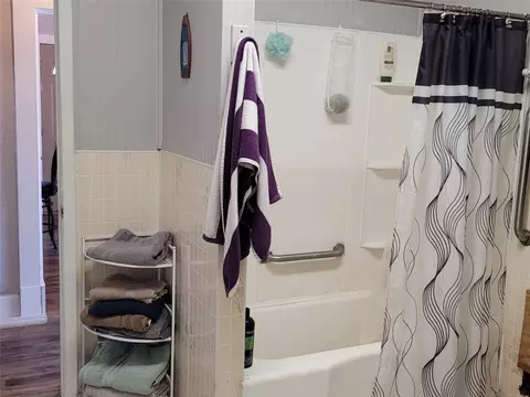 Bath - 704 W Walcott Ave, Comanche, TX 76442 photo 1 of 2