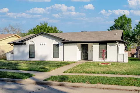 910 Meadowcove Cir, Garland, TX 75043