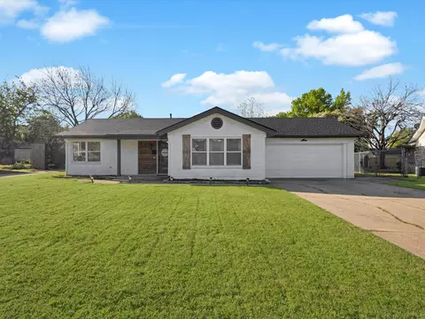 917 Clebud Dr, Euless, TX 76040