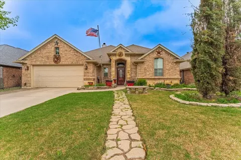 809 Big Willow Dr, Saginaw, TX 76179