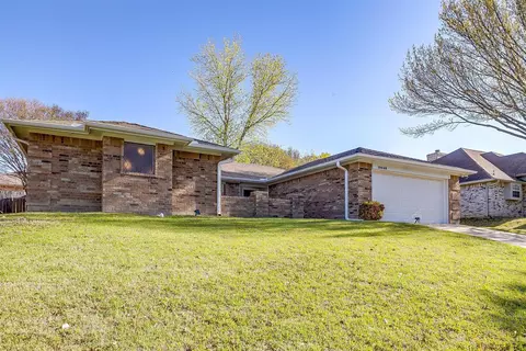 10048 Regent Row St, Benbrook, TX 76126