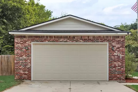 Exterior - 711 Broadway Ave, Euless, TX 76040 photo 3 of 8