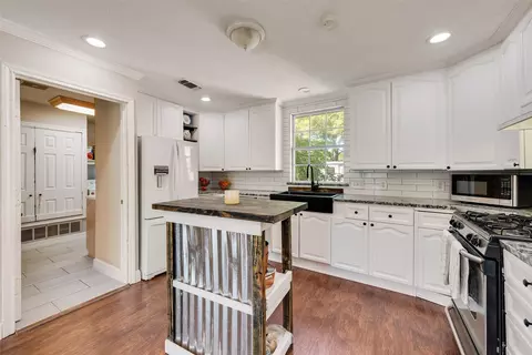 Kitchen - 711 Broadway Ave, Euless, TX 76040 photo 1 of 5