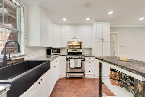 Kitchen - 711 Broadway Ave, Euless, TX 76040 photo 5 of 5