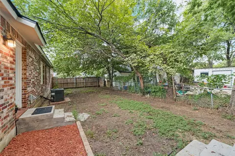 Exterior - 711 Broadway Ave, Euless, TX 76040 photo 4 of 8