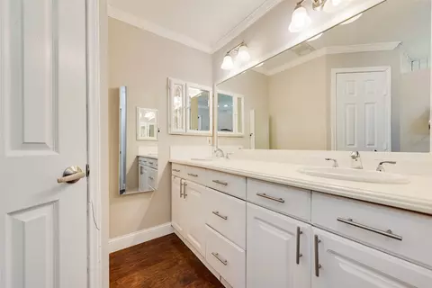 Bath - 711 Broadway Ave, Euless, TX 76040 photo 2 of 4