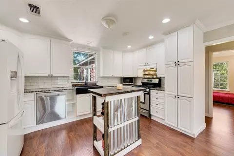 Kitchen - 711 Broadway Ave, Euless, TX 76040 photo 2 of 5