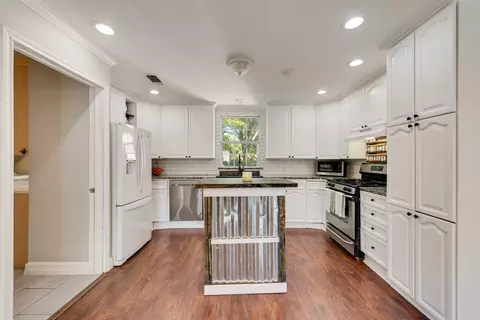 Kitchen - 711 Broadway Ave, Euless, TX 76040 photo 3 of 5