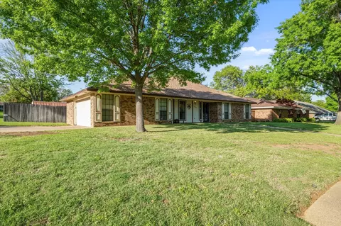 1828 Big Bend Dr, Grapevine, TX 76051