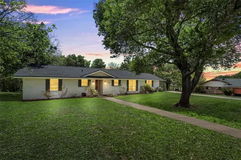 13756 Harbor Dr, Woodway, TX 76712