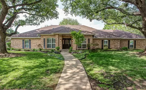 6712 Meadows West Dr S, Fort Worth, TX 76132