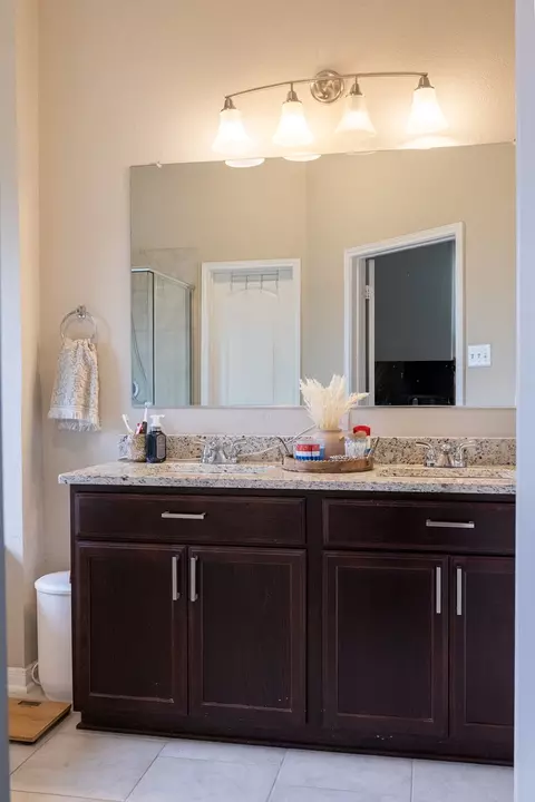 Bath - 10800 Kestrel Ct, Waco, TX 76708 photo 3 of 4