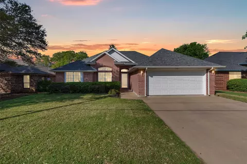 1502 Spanish Trail Dr, Granbury, TX 76048