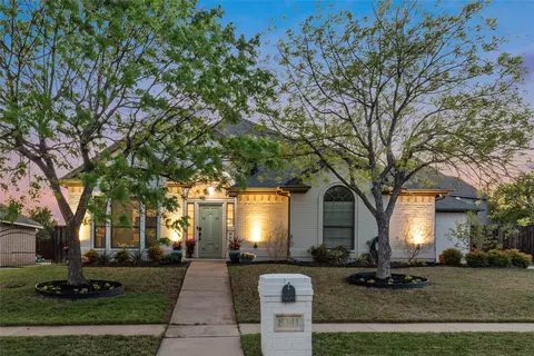 8341 Red Rose Trl, North Richland Hills, TX 76182