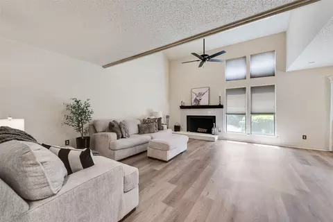 707 Oakwood Trl, Fort Worth, TX 76112