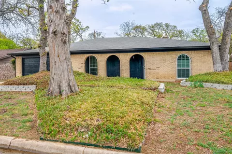 2715 Bent Tree Ln, Arlington, TX 76016