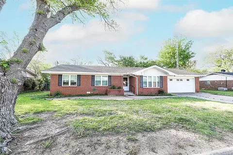 1209 Pebble St, Bowie, TX 76230