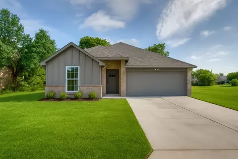 700 W Turner St, Wolfe City, TX 75496