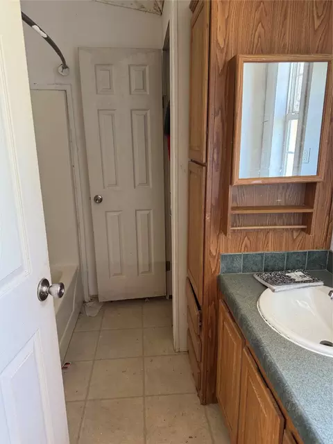 Bath - 196 Rolling Gln, Springtown, TX 76082 photo 1 of 1