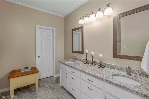 Bath - 1004 Ridgewood Cir, Minden, LA 71055 photo 1 of 7