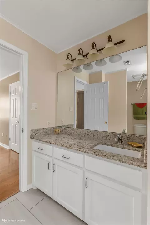 Bath - 1004 Ridgewood Cir, Minden, LA 71055 photo 4 of 7
