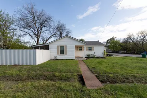 215 W Spring St, Henrietta, TX 76365