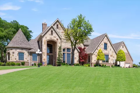 8300 Deerwood Forest Dr, Fort Worth, TX 76126