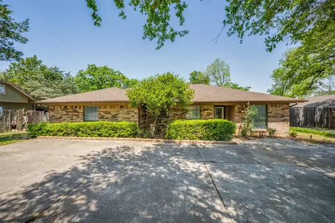 601 Carlisle Dr, Lake Dallas, TX 75065