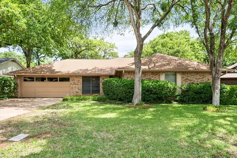 4215 Pleasant Oaks Ct, Arlington, TX 76016