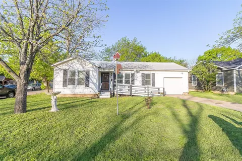 907 S Tyler St, Mcgregor, TX 76657