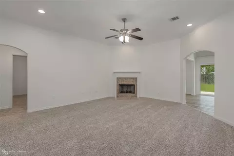 Living - 172 Bent Tree Loop, Haughton, LA 71037 photo 2 of 4