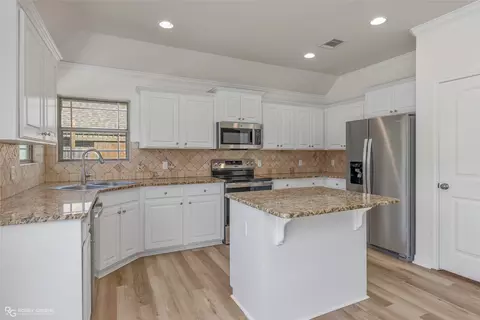 Kitchen - 172 Bent Tree Loop, Haughton, LA 71037 photo 3 of 4