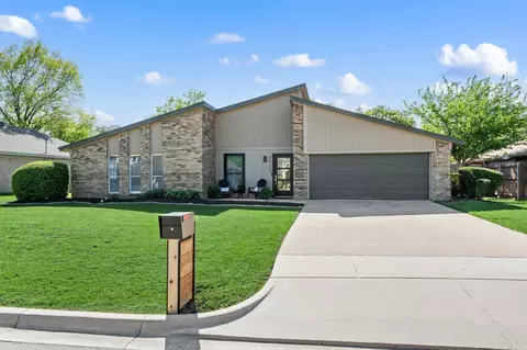 6913 Post Oak Dr, North Richland Hills, TX 76182