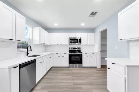 814 Bigfork Dr, Arlington, TX 76001