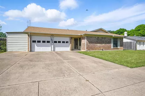 605 E Glendale St, Crowley, TX 76036