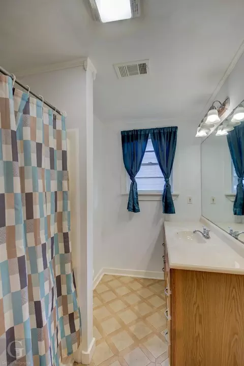 Bath - 401 College St, Minden, LA 71055 photo 1 of 2