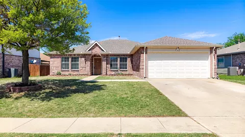 612 Mallard Dr, Saginaw, TX 76131