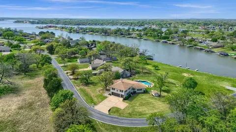1346 Kiowa Dr E, Lake Kiowa, TX 76240