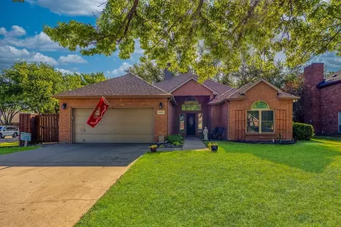 4502 Hanover St, Grand Prairie, TX 75052