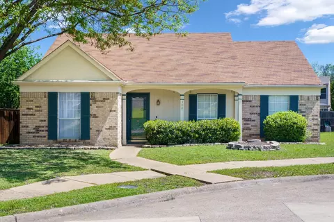 300 Hilltop Ct, Mesquite, TX 75149