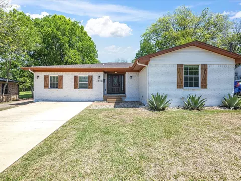 1806 N Preston St, Ennis, TX 75119