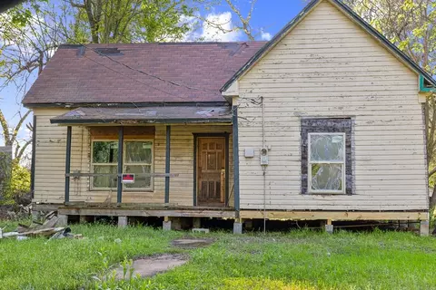 420 8th St SW, Paris, TX 75460