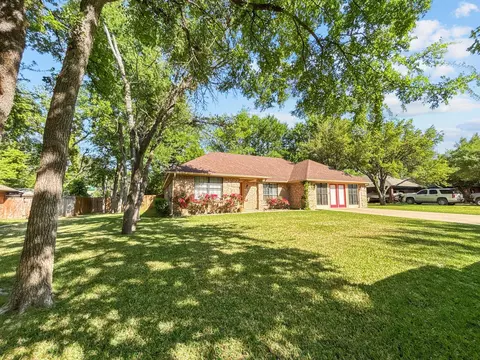 911 Live Oak Cir, Hico, TX 76457