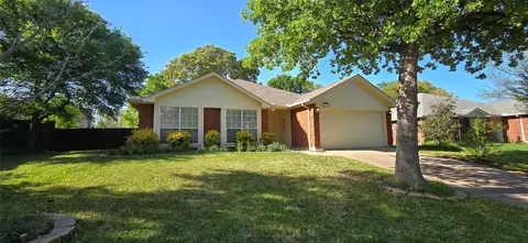 2704 Yellowstone Park Ln, Corinth, TX 76210