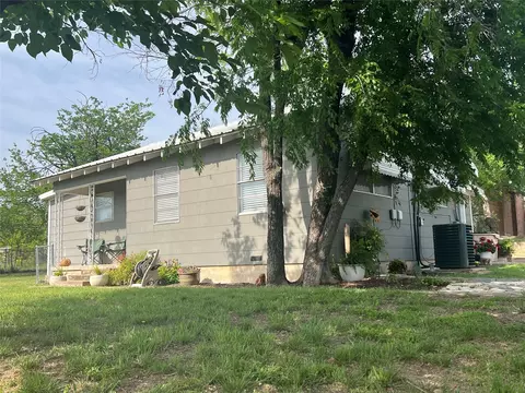 108 E Neely Ave, Comanche, TX 76442 photo 3