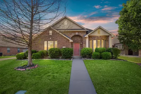 945 Willow Crest Dr, Midlothian, TX 76065