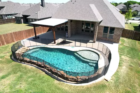 645 Summer Grove Dr, Midlothian, TX 76065