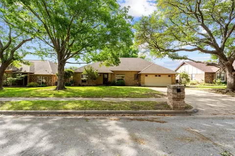 10161 Stoneleigh Dr, Benbrook, TX 76126