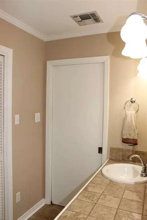 Bath - 1106 Rathbun St, Minden, LA 71055 photo 2 of 4