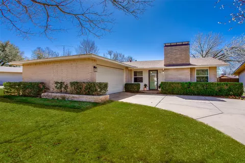 911 Meadow View Dr, Richardson, TX 75080
